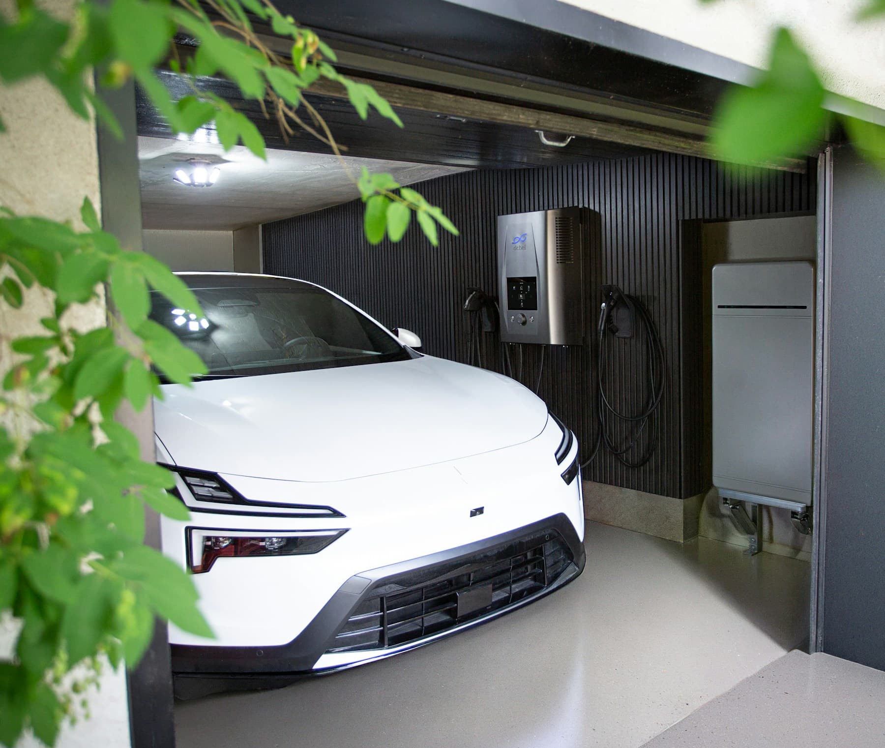 Garage mit Batteriespeicher, Wallbox und Elektroauto
